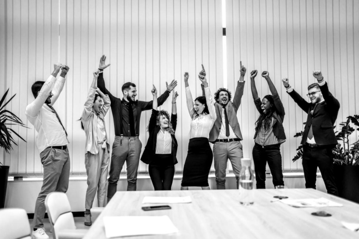 Estudiantes revisando casos de psicología aplicada al trading