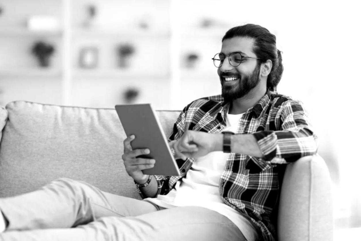 Estudiantes trabajando en análisis de comportamiento del mercado